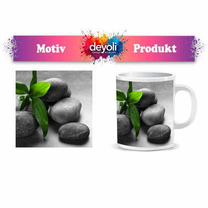 Motivtasse Ruhevolle Steine und Blattgrün – ein Stillleben der Balance. - deyoli