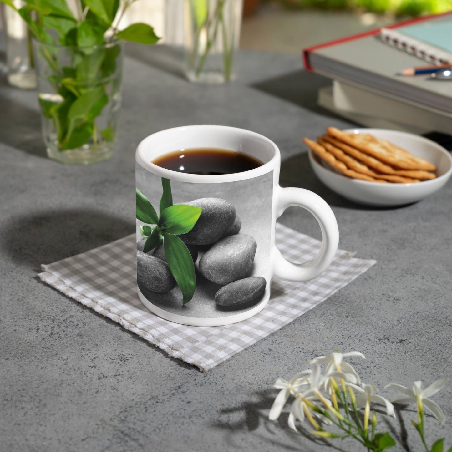 Motivtasse Ruhevolle Steine und Blattgrün – ein Stillleben der Balance. - deyoli
