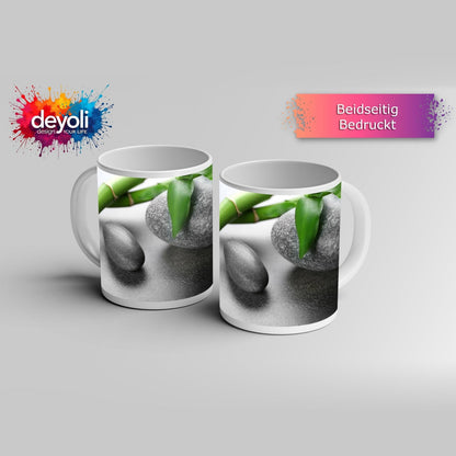 Motivtasse Sanfte Harmonie aus glattem Stein, Bambus und frischem Grün. - deyoli