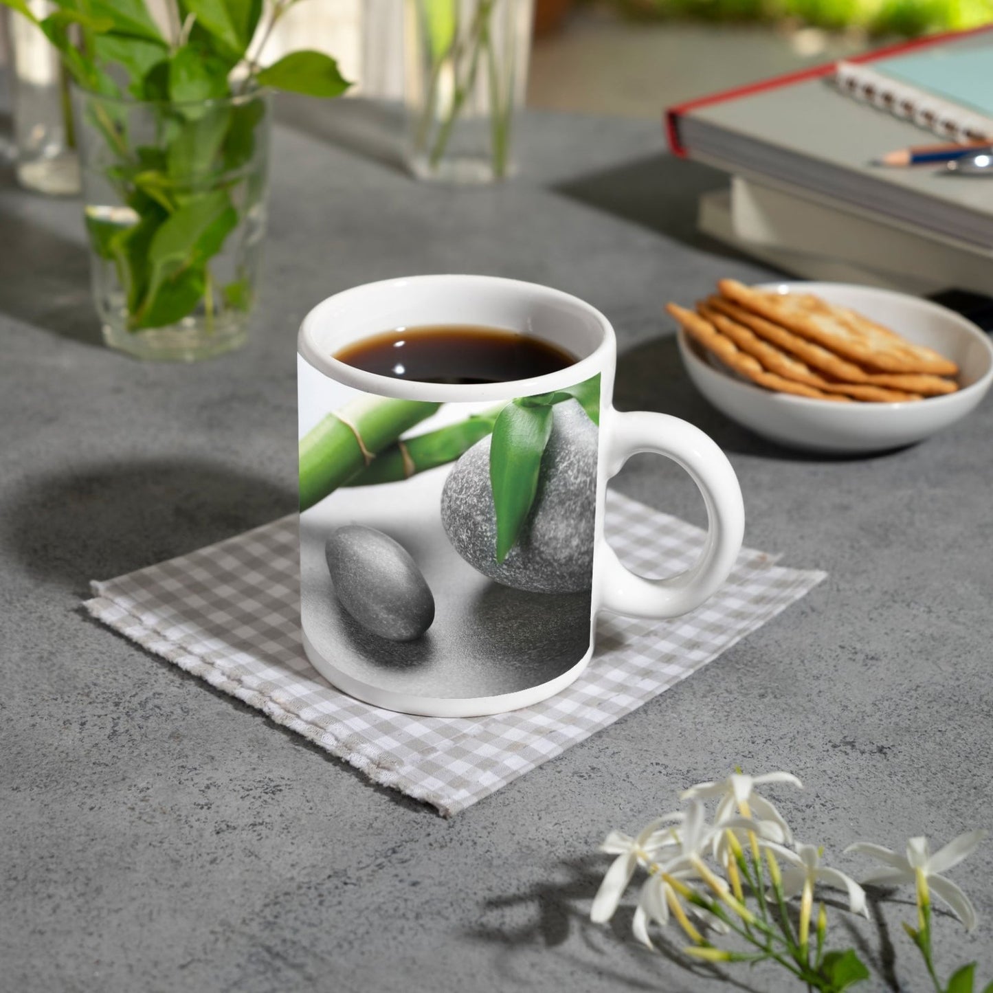 Motivtasse Sanfte Harmonie aus glattem Stein, Bambus und frischem Grün. - deyoli