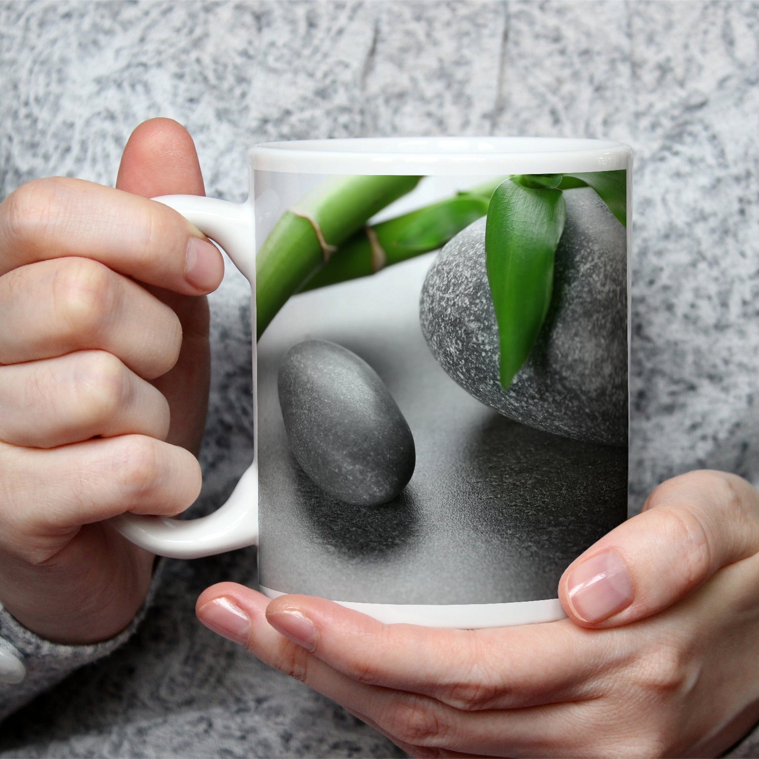 Motivtasse Sanfte Harmonie aus glattem Stein, Bambus und frischem Grün. - deyoli