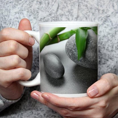 Motivtasse Sanfte Harmonie aus glattem Stein, Bambus und frischem Grün. - deyoli