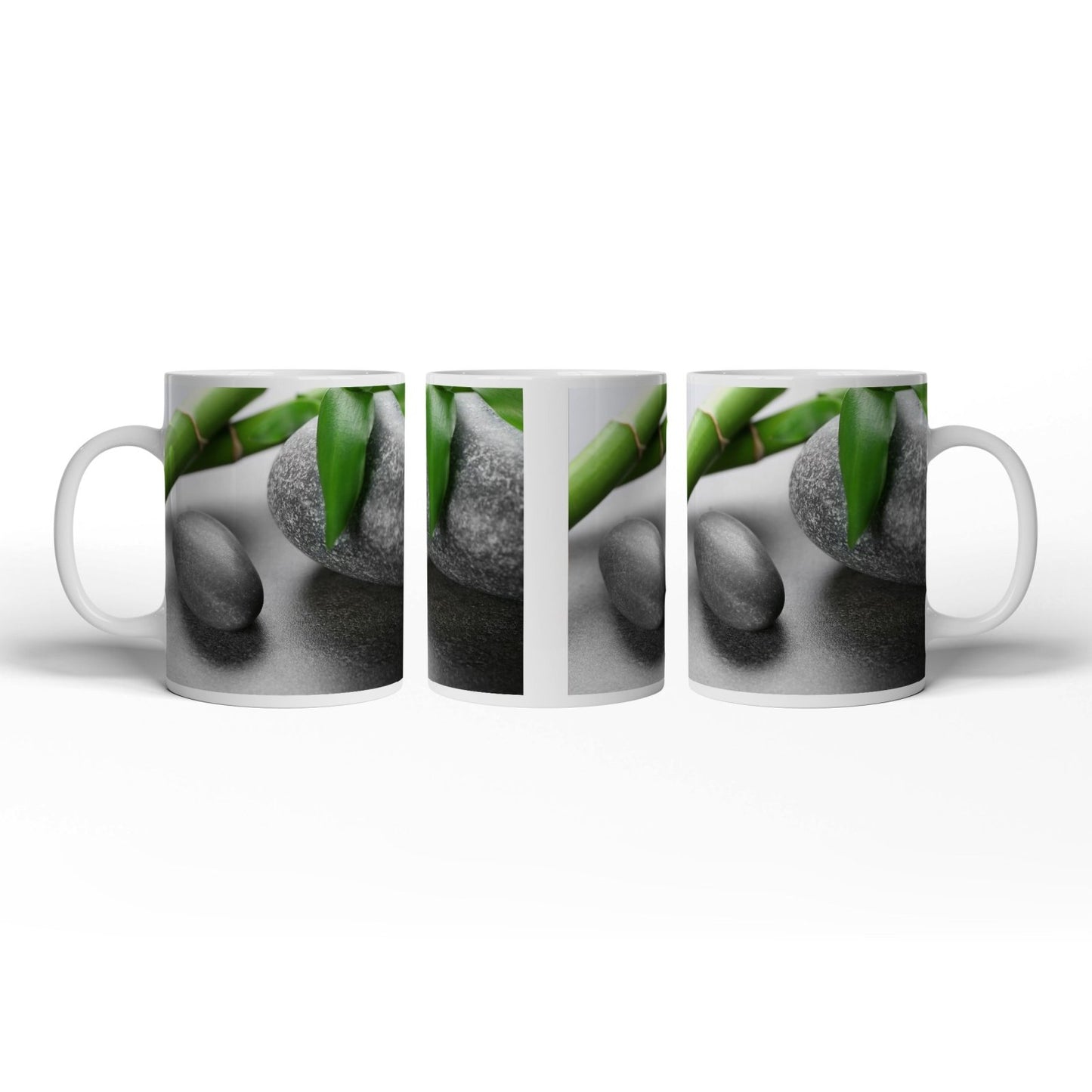 Motivtasse Sanfte Harmonie aus glattem Stein, Bambus und frischem Grün. - deyoli