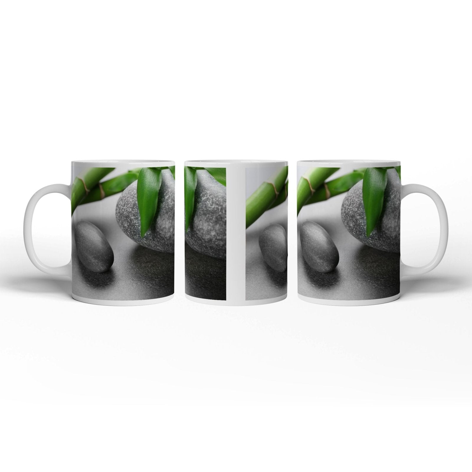 Motivtasse Sanfte Harmonie aus glattem Stein, Bambus und frischem Grün. - deyoli