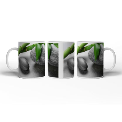 Motivtasse Sanfte Harmonie aus glattem Stein, Bambus und frischem Grün. - deyoli