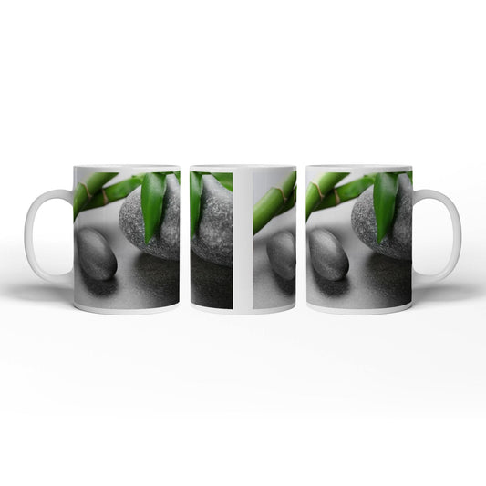 Motivtasse Sanfte Harmonie aus glattem Stein, Bambus und frischem Grün. - deyoli
