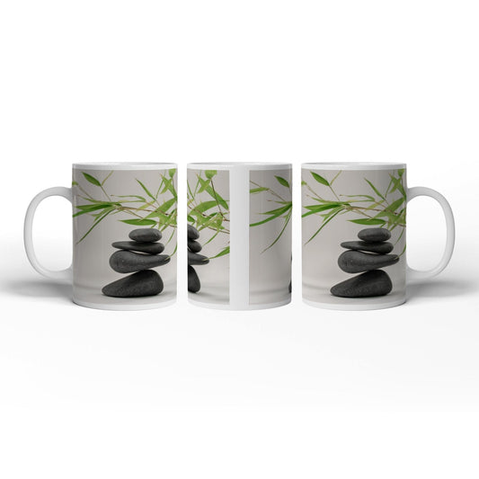 Motivtasse Sanftes Gleichgewicht – dunkle Steine und zarte Bambusblätter. - deyoli
