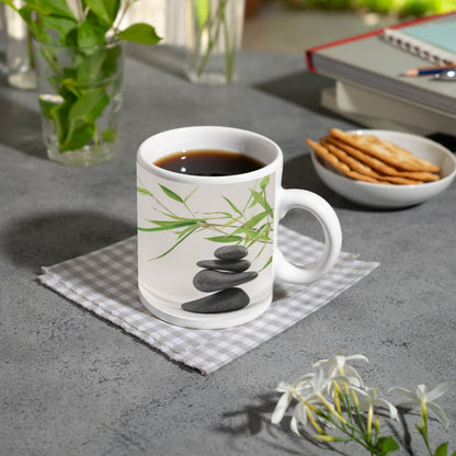 Motivtasse Sanftes Gleichgewicht – dunkle Steine und zarte Bambusblätter. - deyoli
