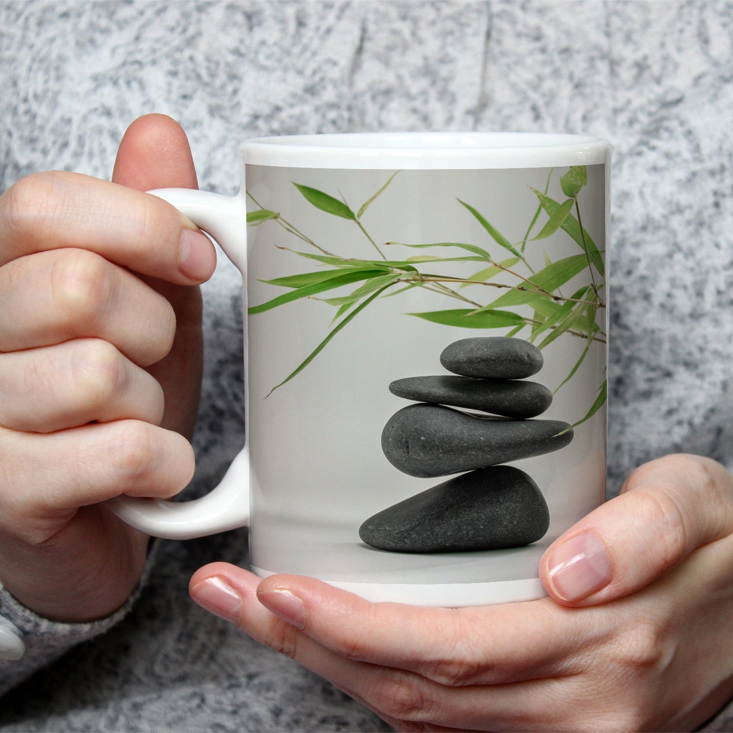 Motivtasse Sanftes Gleichgewicht – dunkle Steine und zarte Bambusblätter. - deyoli