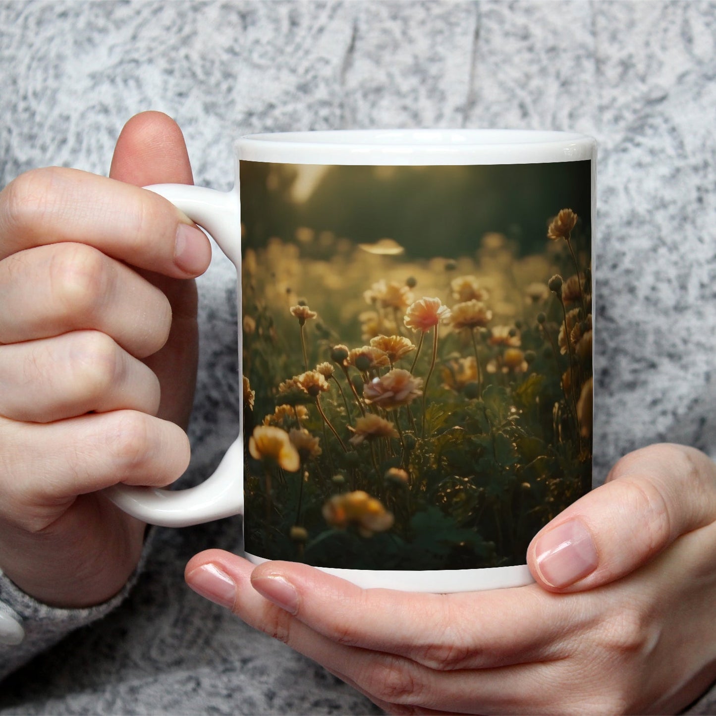 Motivtasse Sanftes Licht küsst ein Feld aus buttergelben Blumen. - deyoli