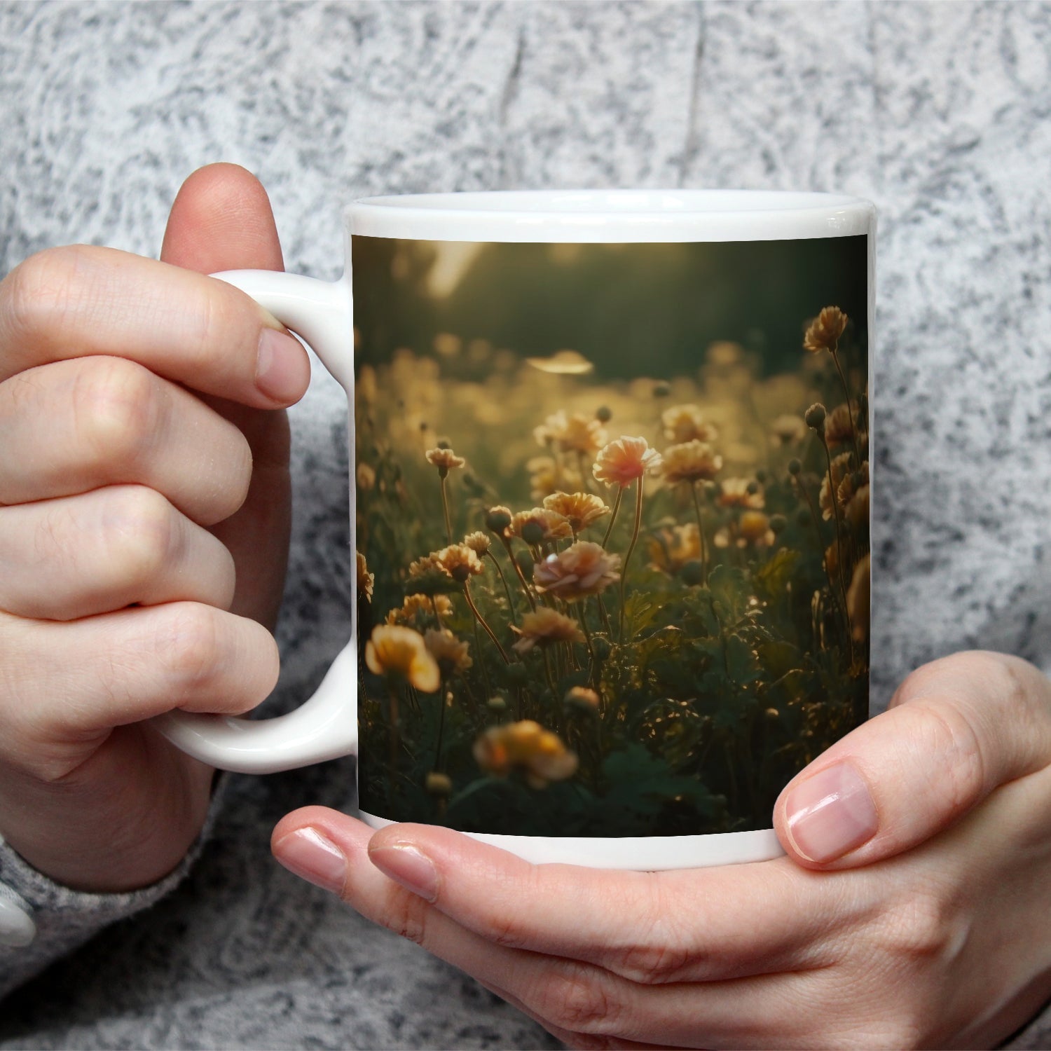 Motivtasse Sanftes Licht küsst ein Feld aus buttergelben Blumen. - deyoli
