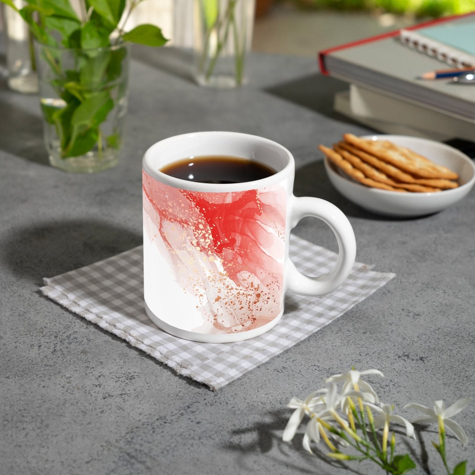 Motivtasse Sanftes Rot verläuft in goldenen Tropfen über Licht. - deyoli