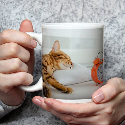 Motivtasse Schlummerkatze und Uhr – Zeit steht still im Traum. - deyoli