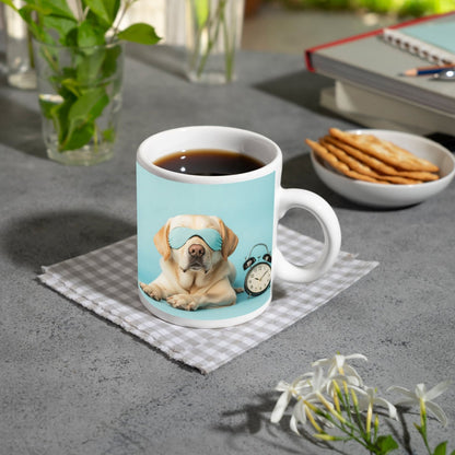 Motivtasse Schlummernder Hund – Traumstunde trifft Weckerstil. - deyoli