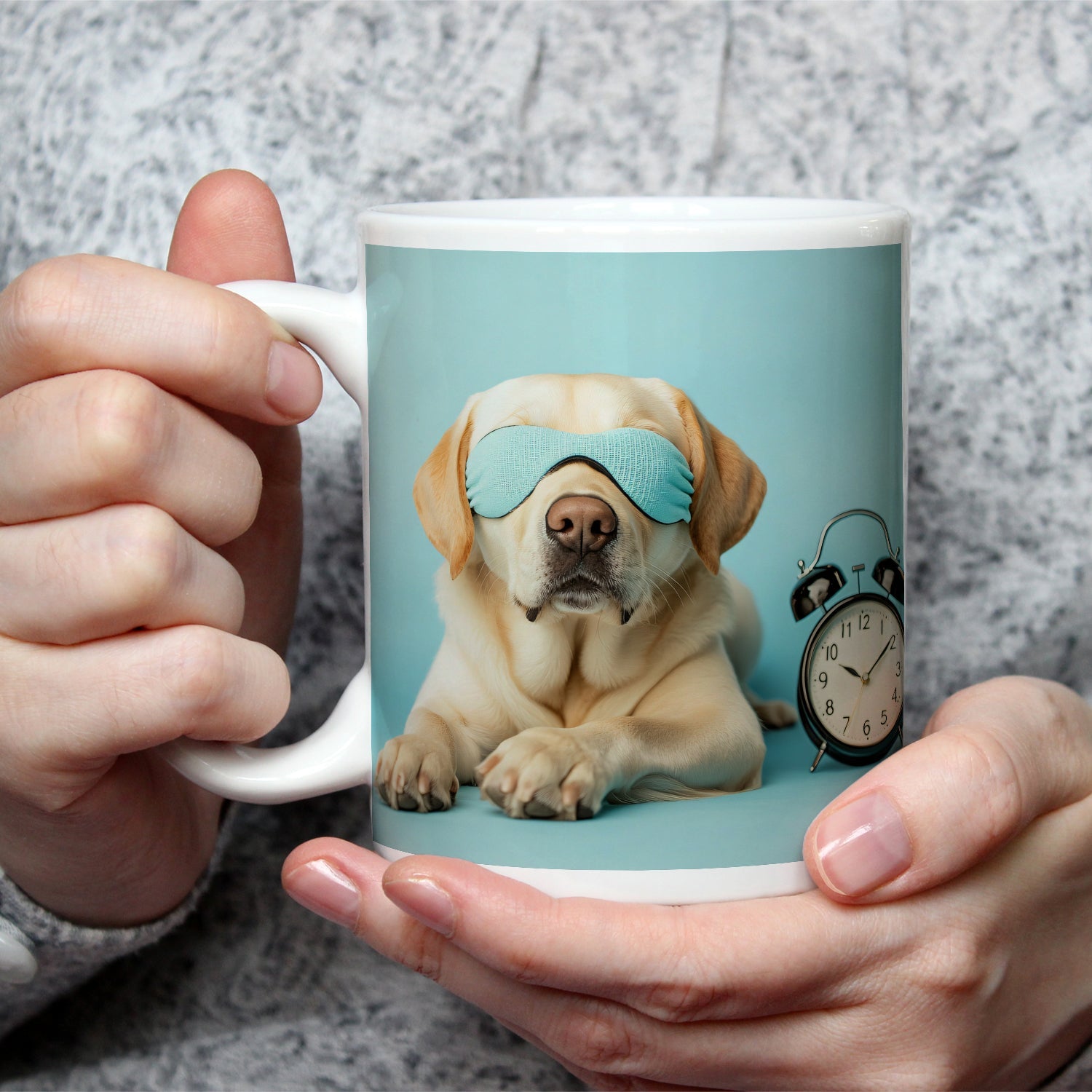 Motivtasse Schlummernder Hund – Traumstunde trifft Weckerstil. - deyoli