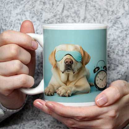 Motivtasse Schlummernder Hund – Traumstunde trifft Weckerstil. - deyoli