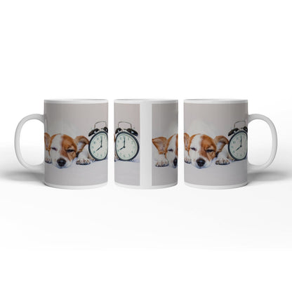 Motivtasse Schlummerzeit – Hund träumt neben dem Wecker. - deyoli