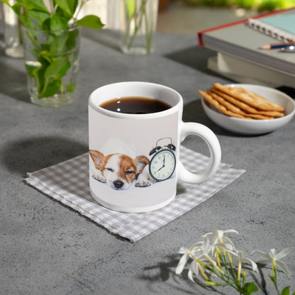 Motivtasse Schlummerzeit – Hund träumt neben dem Wecker. - deyoli