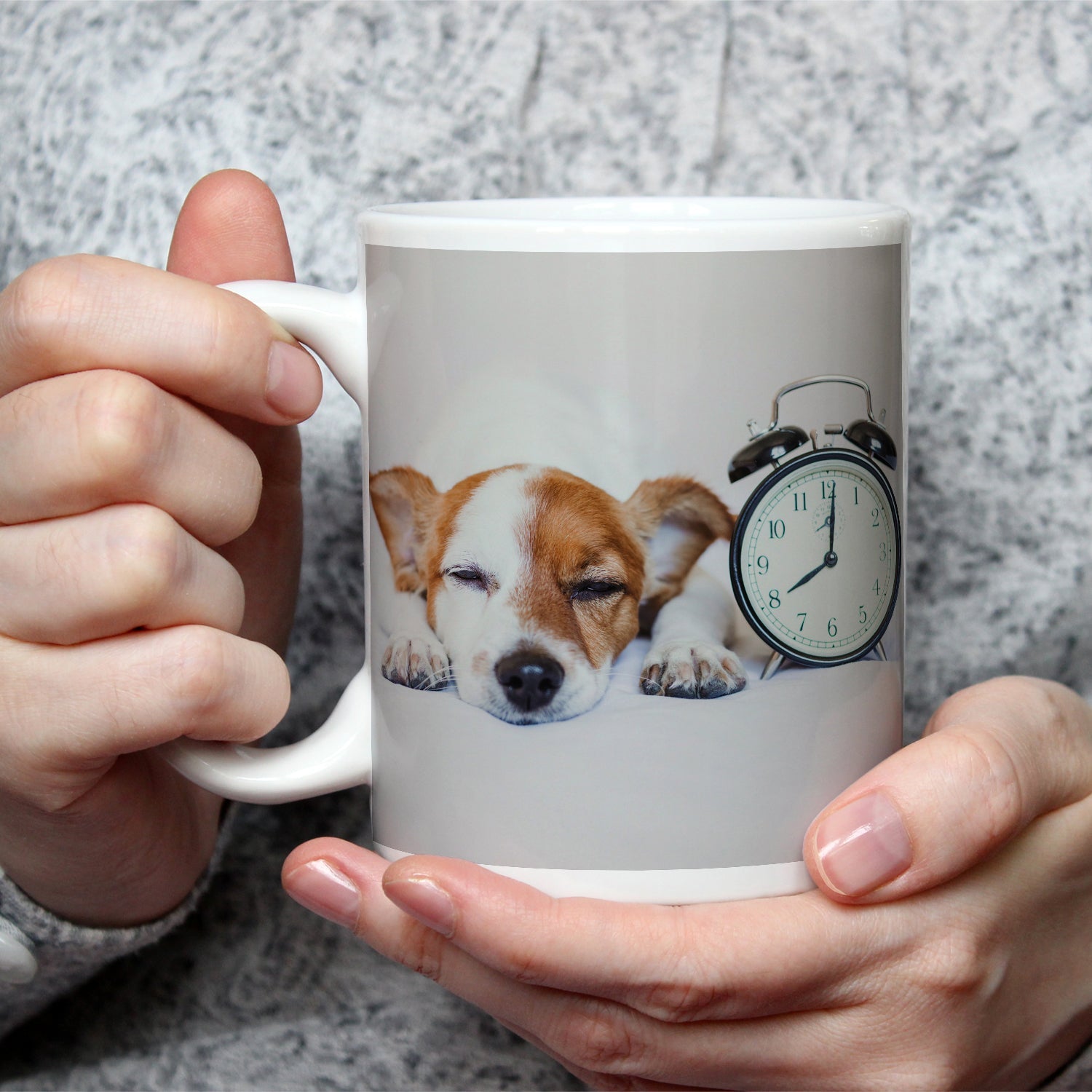 Motivtasse Schlummerzeit – Hund träumt neben dem Wecker. - deyoli