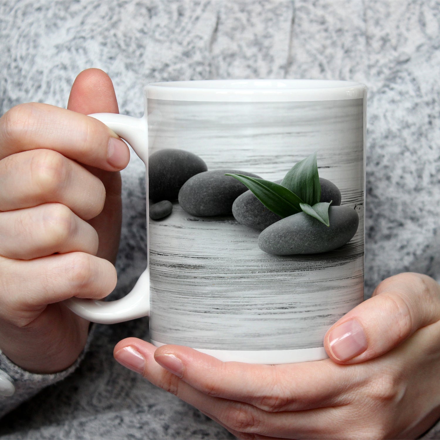 Motivtasse Schwarze Steine, grünes Blatt – Ruhe auf weißem Holz. - deyoli