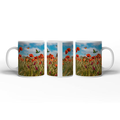 Motivtasse Sommerwiese tanzt im Wind mit Schmetterlingskuss. - deyoli
