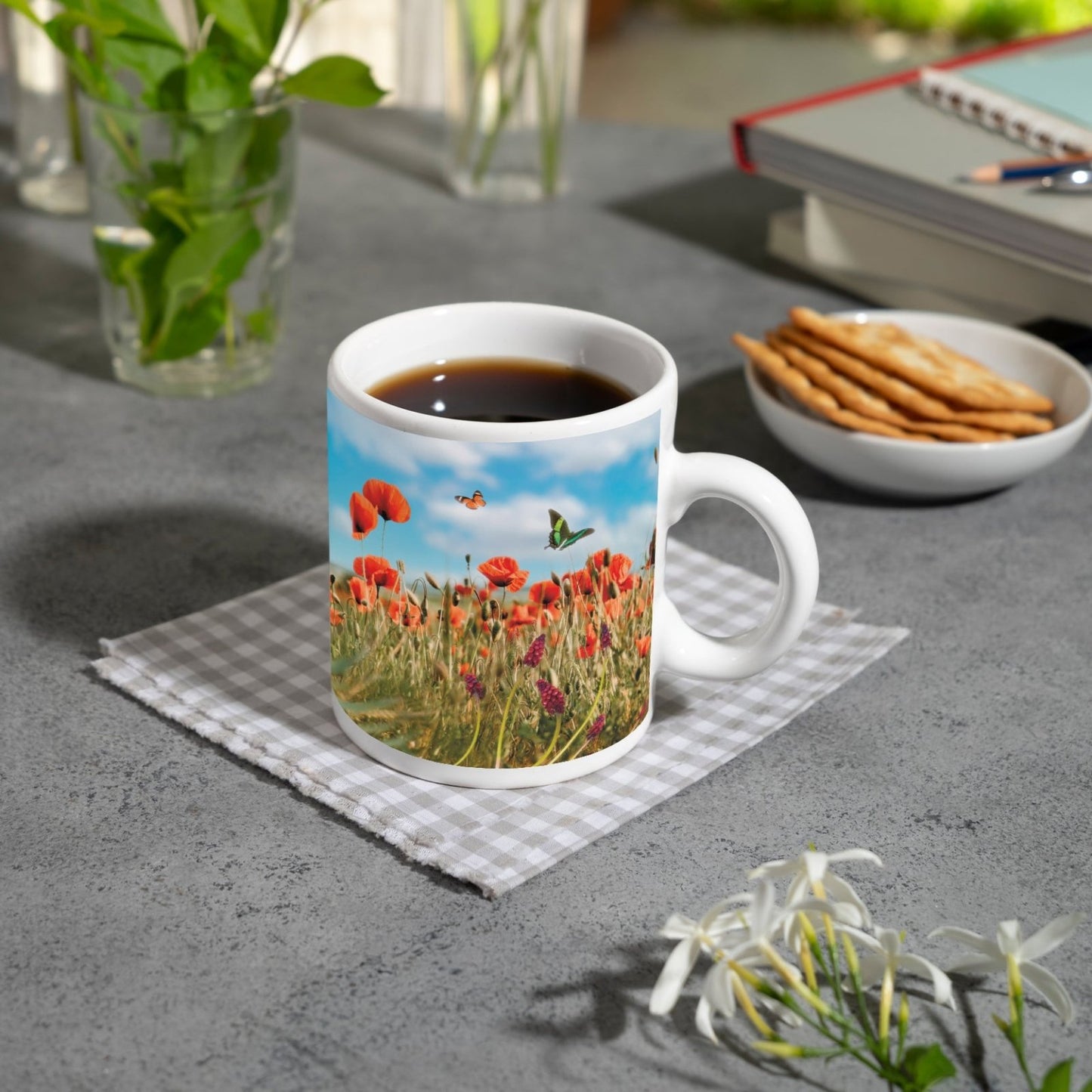 Motivtasse Sommerwiese tanzt im Wind mit Schmetterlingskuss. - deyoli