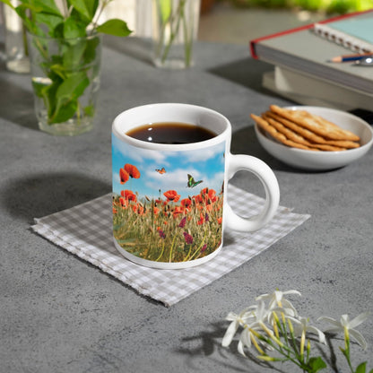 Motivtasse Sommerwiese tanzt im Wind mit Schmetterlingskuss. - deyoli