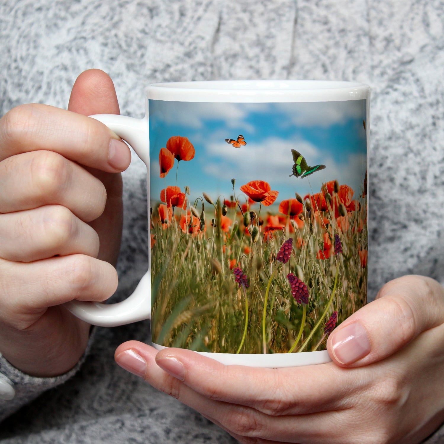 Motivtasse Sommerwiese tanzt im Wind mit Schmetterlingskuss. - deyoli