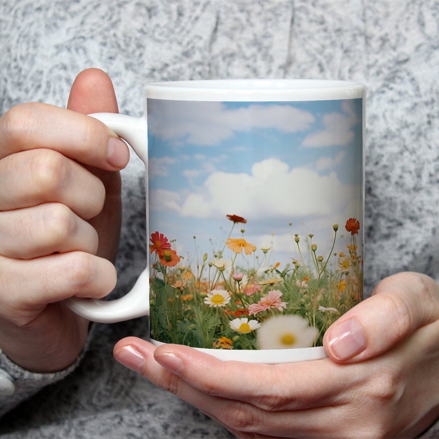 Motivtasse Sommerwiese tanzt unter Wolken im goldenen Licht. - deyoli