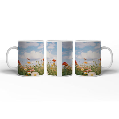 Motivtasse Sommerwiese tanzt unter Wolken im goldenen Licht. - deyoli