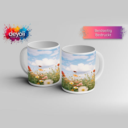 Motivtasse Sommerwiese tanzt unter Wolken im goldenen Licht. - deyoli