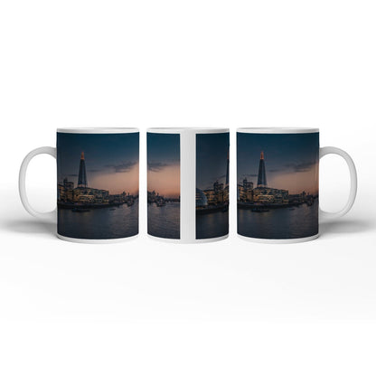 Motivtasse Stadtlichter am Fluss – London erwacht in der Dämmerung. - deyoli