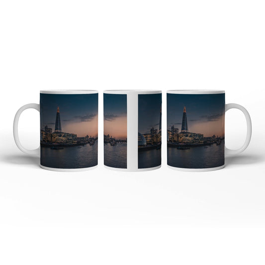 Motivtasse Stadtlichter am Fluss – London erwacht in der Dämmerung. - deyoli