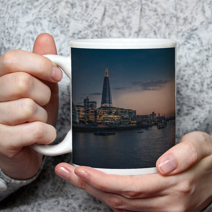 Motivtasse Stadtlichter am Fluss – London erwacht in der Dämmerung. - deyoli