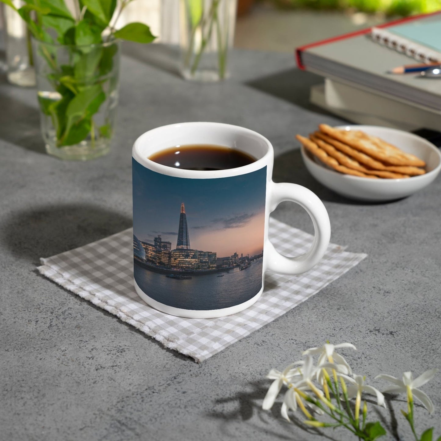 Motivtasse Stadtlichter am Fluss – London erwacht in der Dämmerung. - deyoli