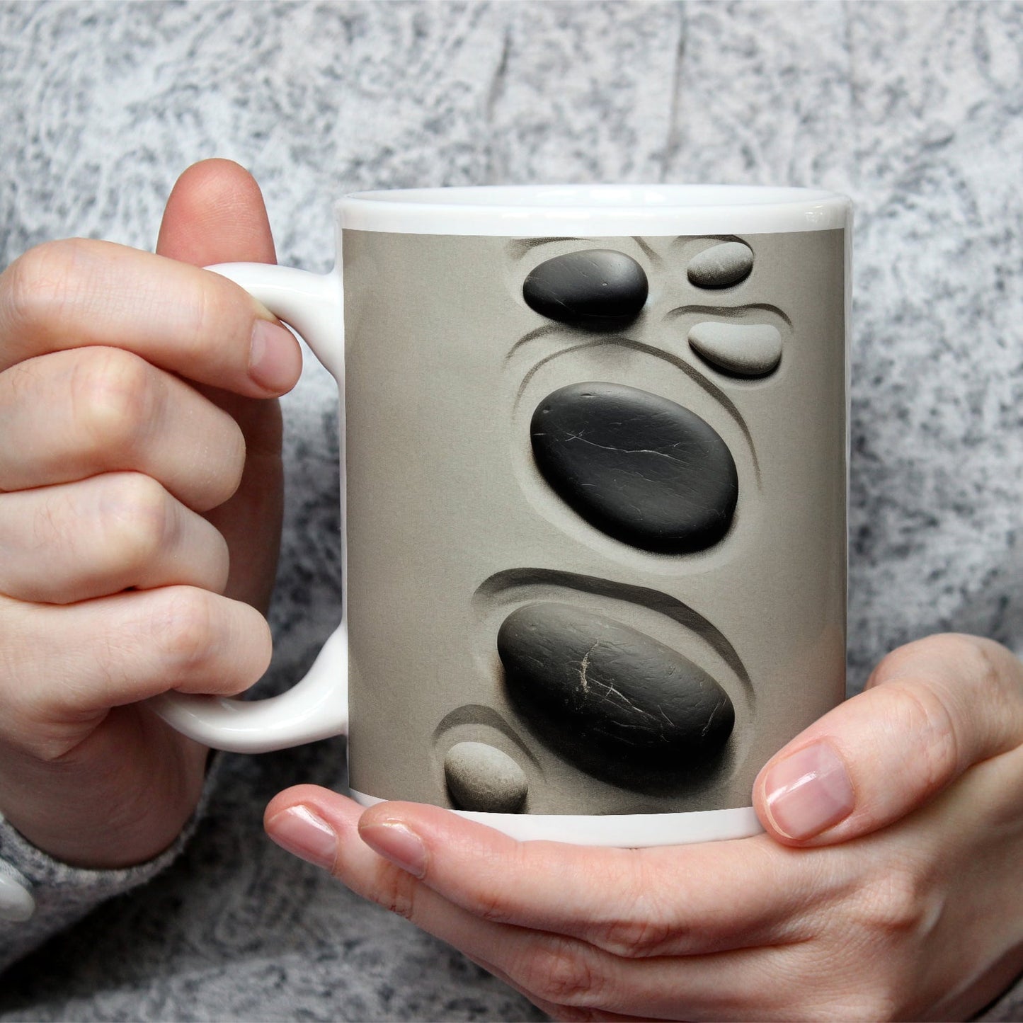 Motivtasse Steine im Sand – gezeichnete Spuren stiller Bewegung. - deyoli