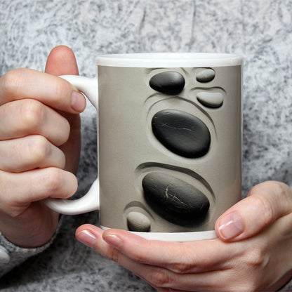 Motivtasse Steine im Sand – gezeichnete Spuren stiller Bewegung. - deyoli