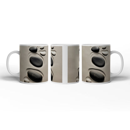 Motivtasse Steine im Sand – gezeichnete Spuren stiller Bewegung. - deyoli
