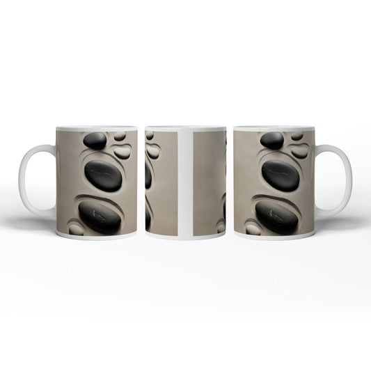 Motivtasse Steine im Sand – gezeichnete Spuren stiller Bewegung. - deyoli