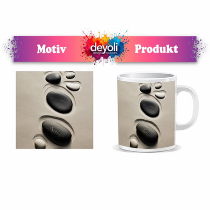 Motivtasse Steine im Sand – gezeichnete Spuren stiller Bewegung. - deyoli