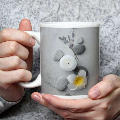 Motivtasse Stille Schönheit mit Stein, Lavendel und Kerzenlicht. - deyoli