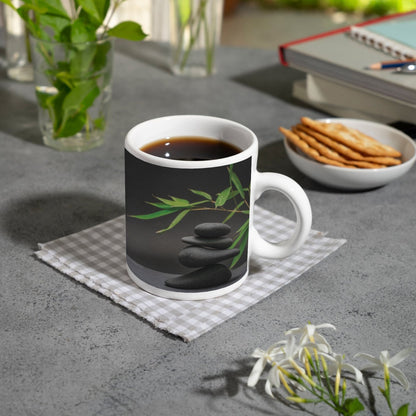 Motivtasse Stilles Gleichgewicht – dunkle Steine vor Bambusgrün. - deyoli