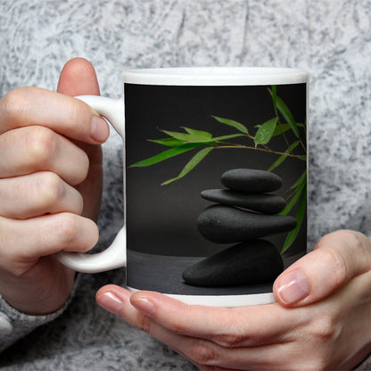 Motivtasse Stilles Gleichgewicht – dunkle Steine vor Bambusgrün. - deyoli