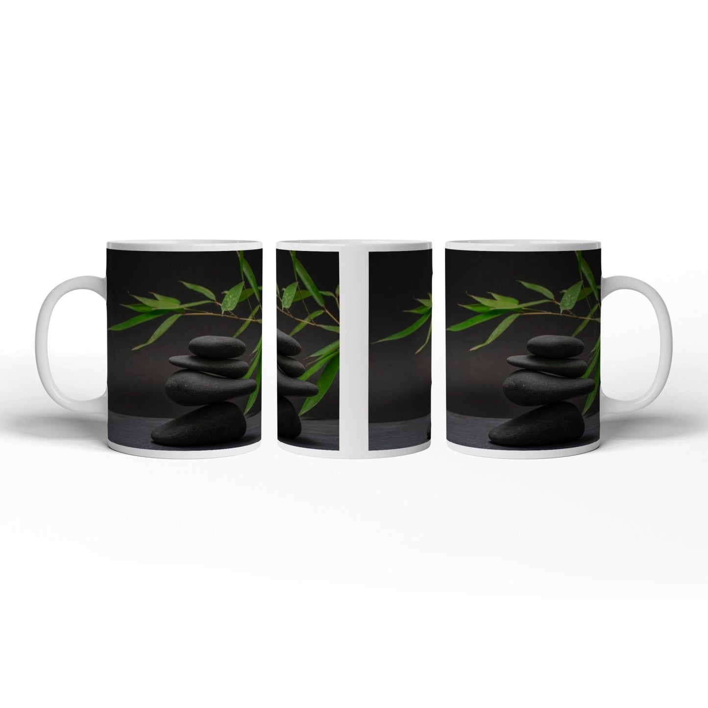 Motivtasse Stilles Gleichgewicht – dunkle Steine vor Bambusgrün. - deyoli