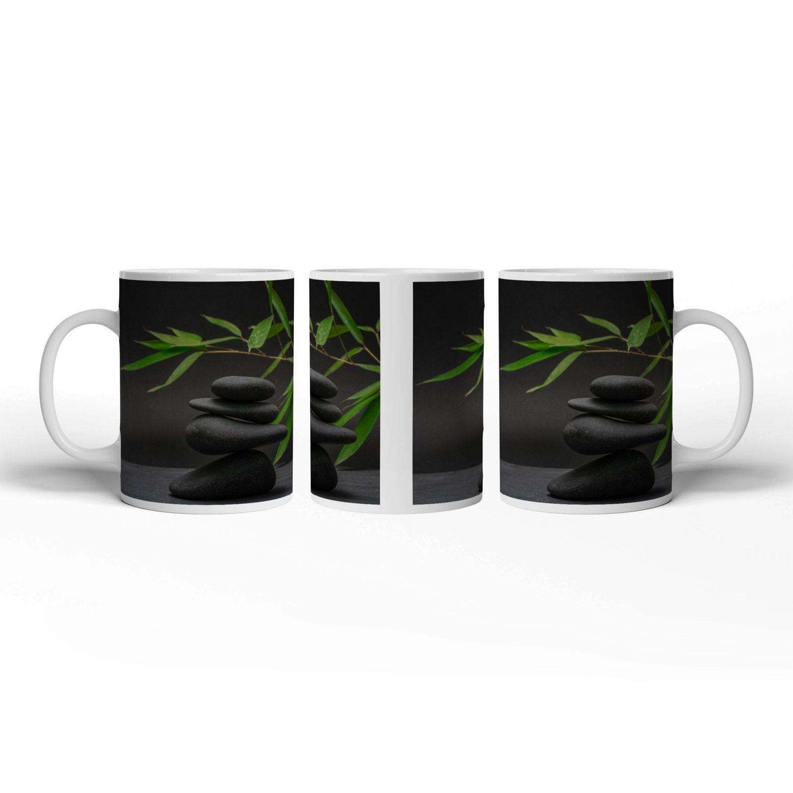 Motivtasse Stilles Gleichgewicht – dunkle Steine vor Bambusgrün. - deyoli