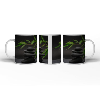 Motivtasse Stilles Gleichgewicht – dunkle Steine vor Bambusgrün. - deyoli