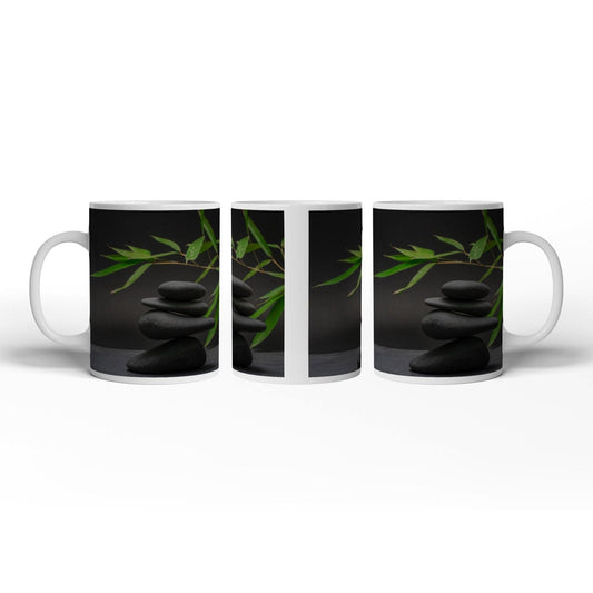 Motivtasse Stilles Gleichgewicht – dunkle Steine vor Bambusgrün. - deyoli