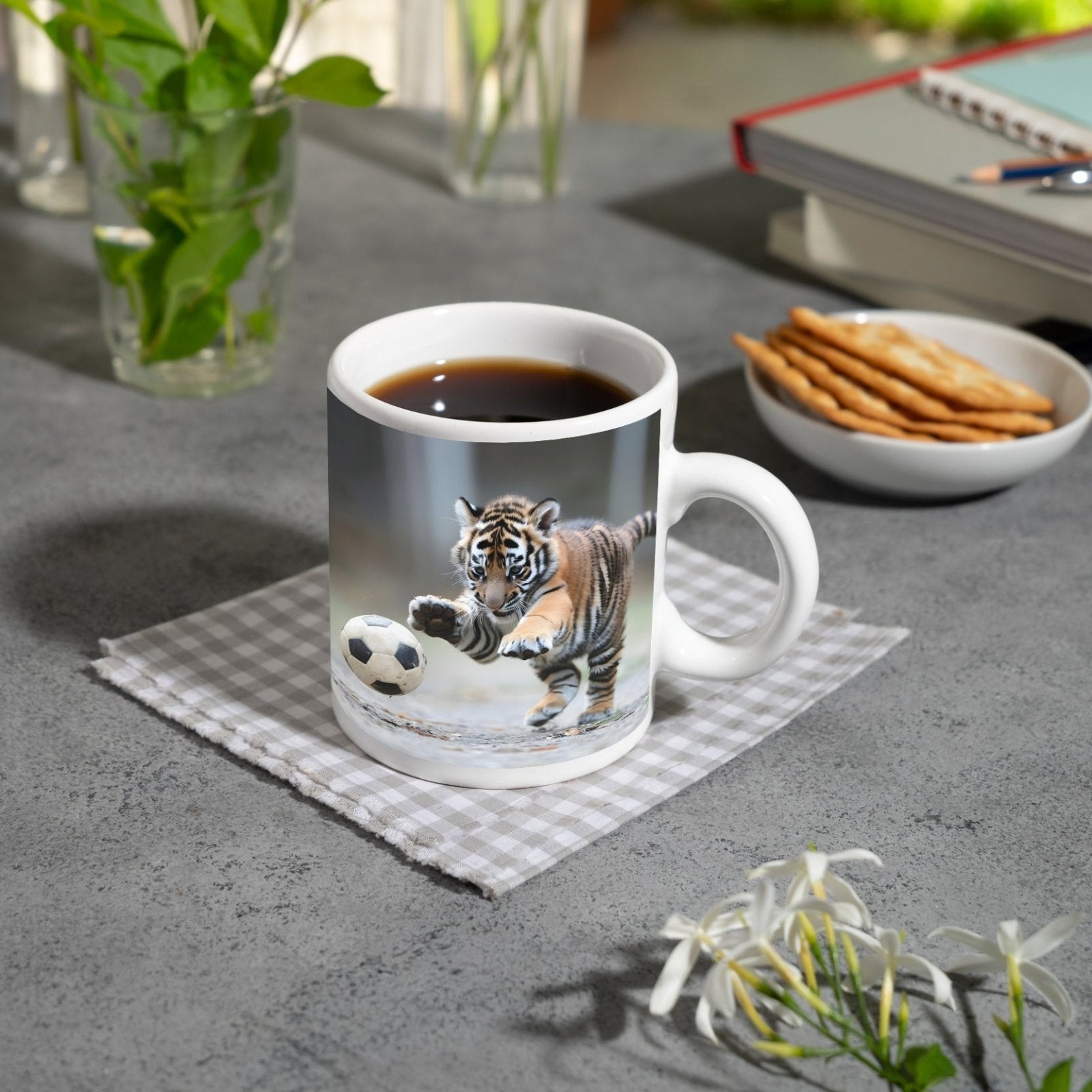 Motivtasse Tigerbaby im Spielrausch – voller Energie am Ball. - deyoli