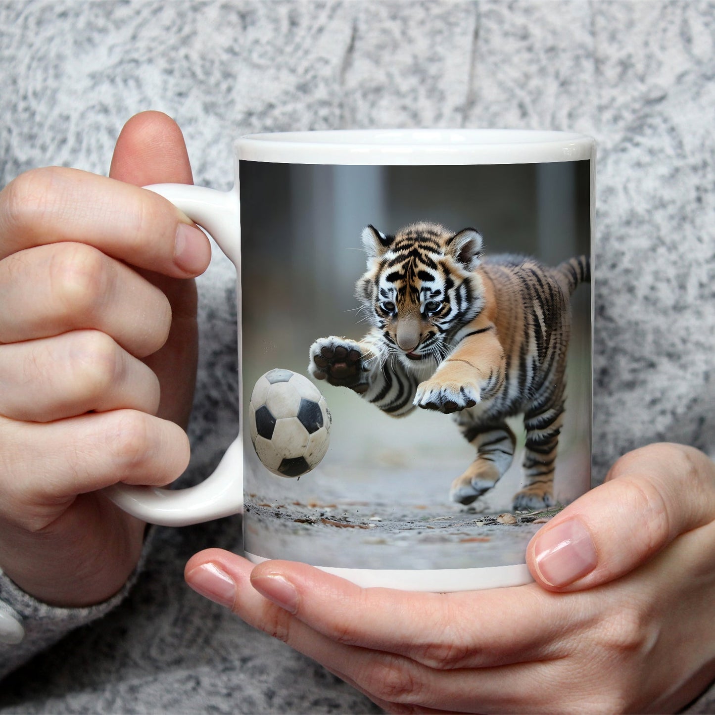 Motivtasse Tigerbaby im Spielrausch – voller Energie am Ball. - deyoli