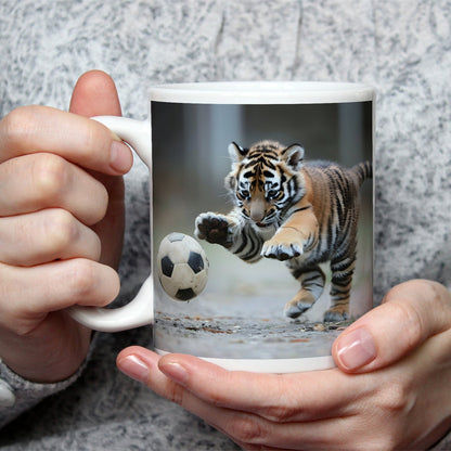 Motivtasse Tigerbaby im Spielrausch – voller Energie am Ball. - deyoli